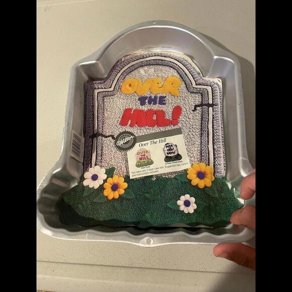 Wilton Over the Hill cake pan - Picture 1 of 4